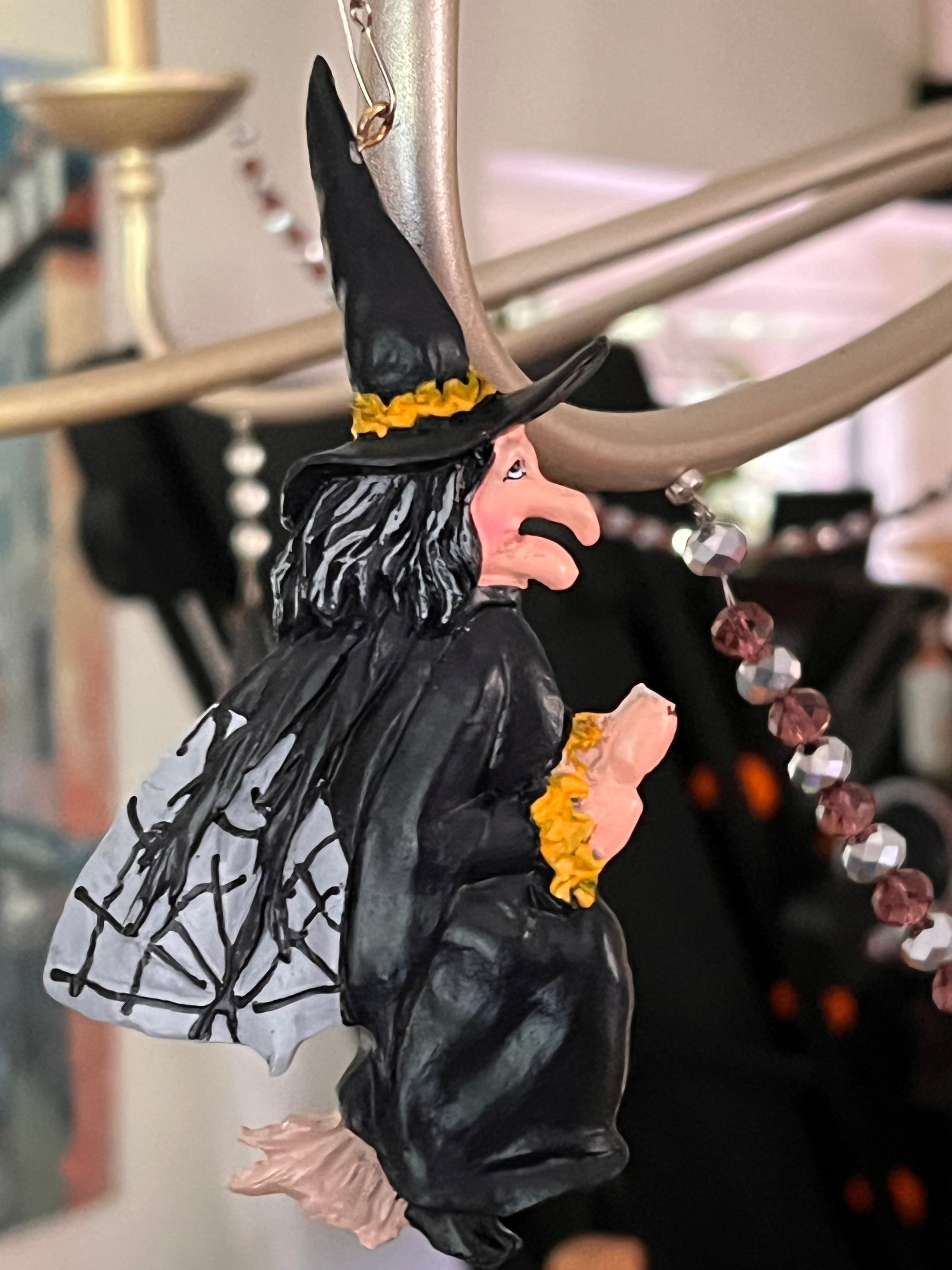 GERDY THE WITCH (Set/1) MAGNETIC HALLOWEEN CHANDELIER ORNAMENT