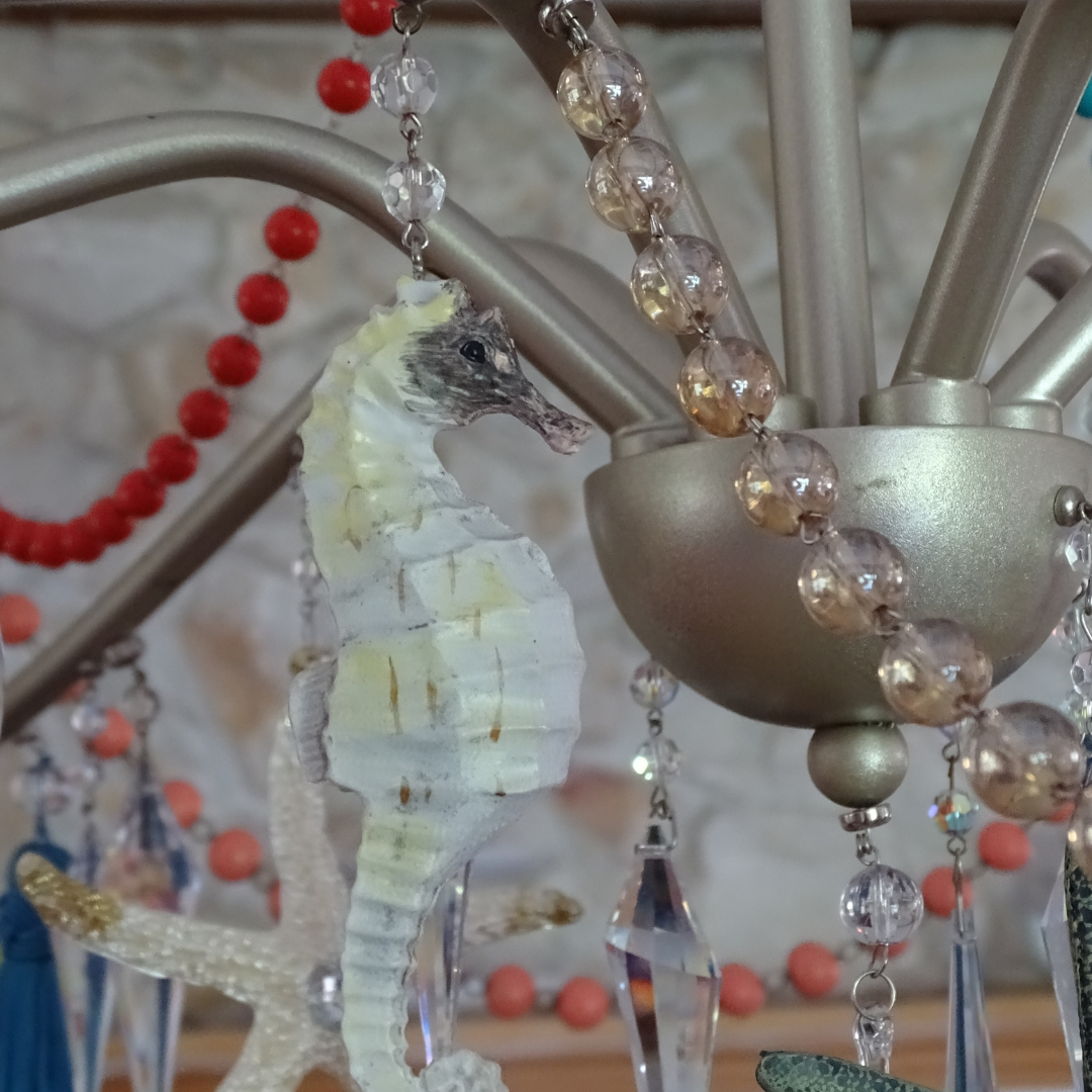 WHITE SEA HORSE (Set/1) MAGNETIC CHANDELIER ORNAMENT
